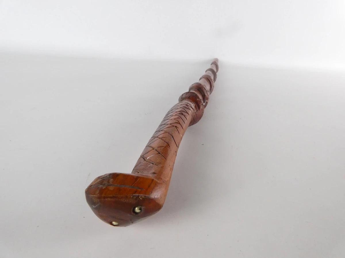 Houten wandelstok met slangenmotief
