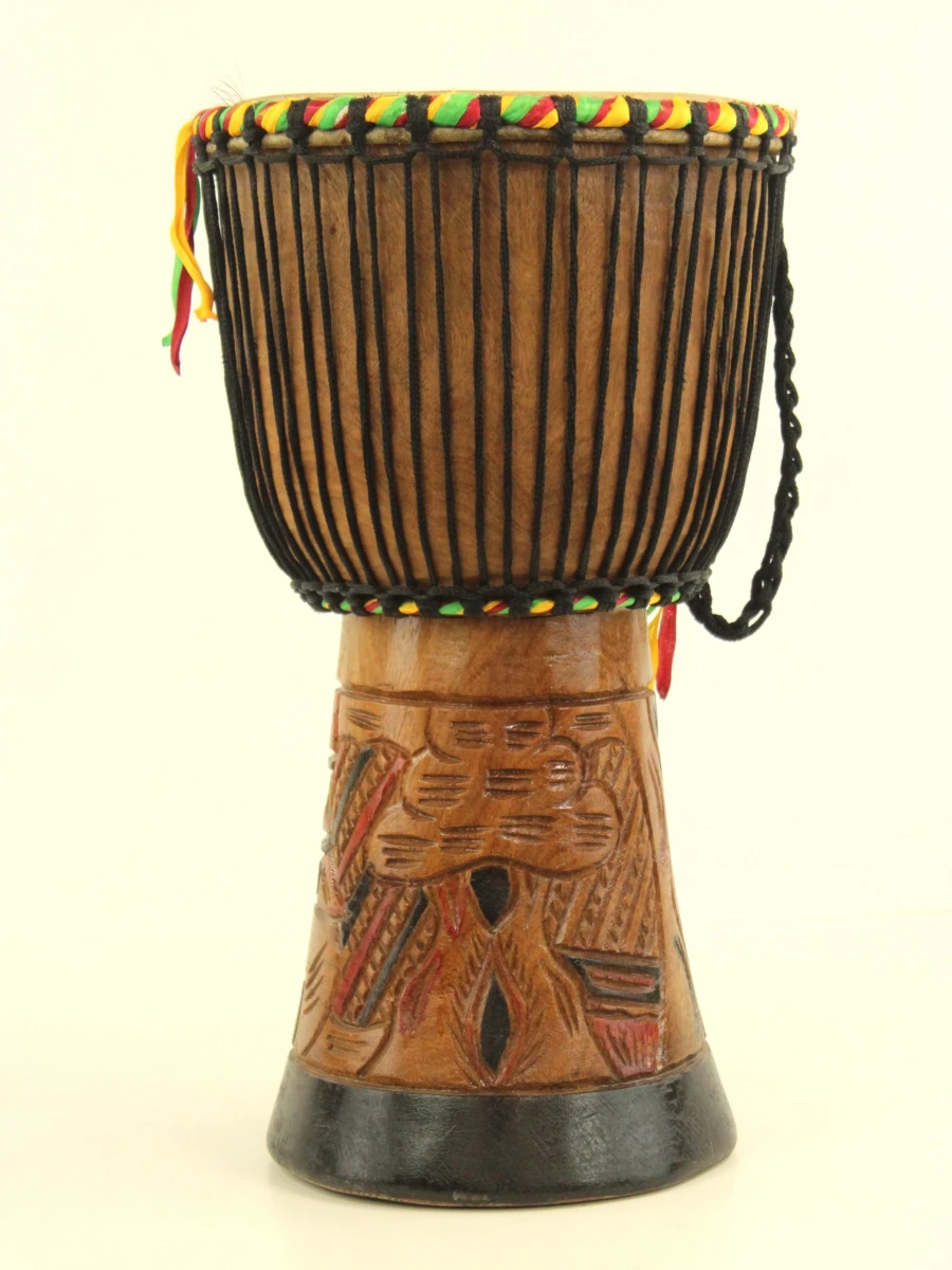 Houten Afrikaanse djembe trommel met gekleurde accenten