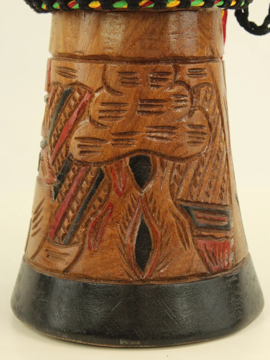 Houten Afrikaanse djembe trommel met gekleurde accenten