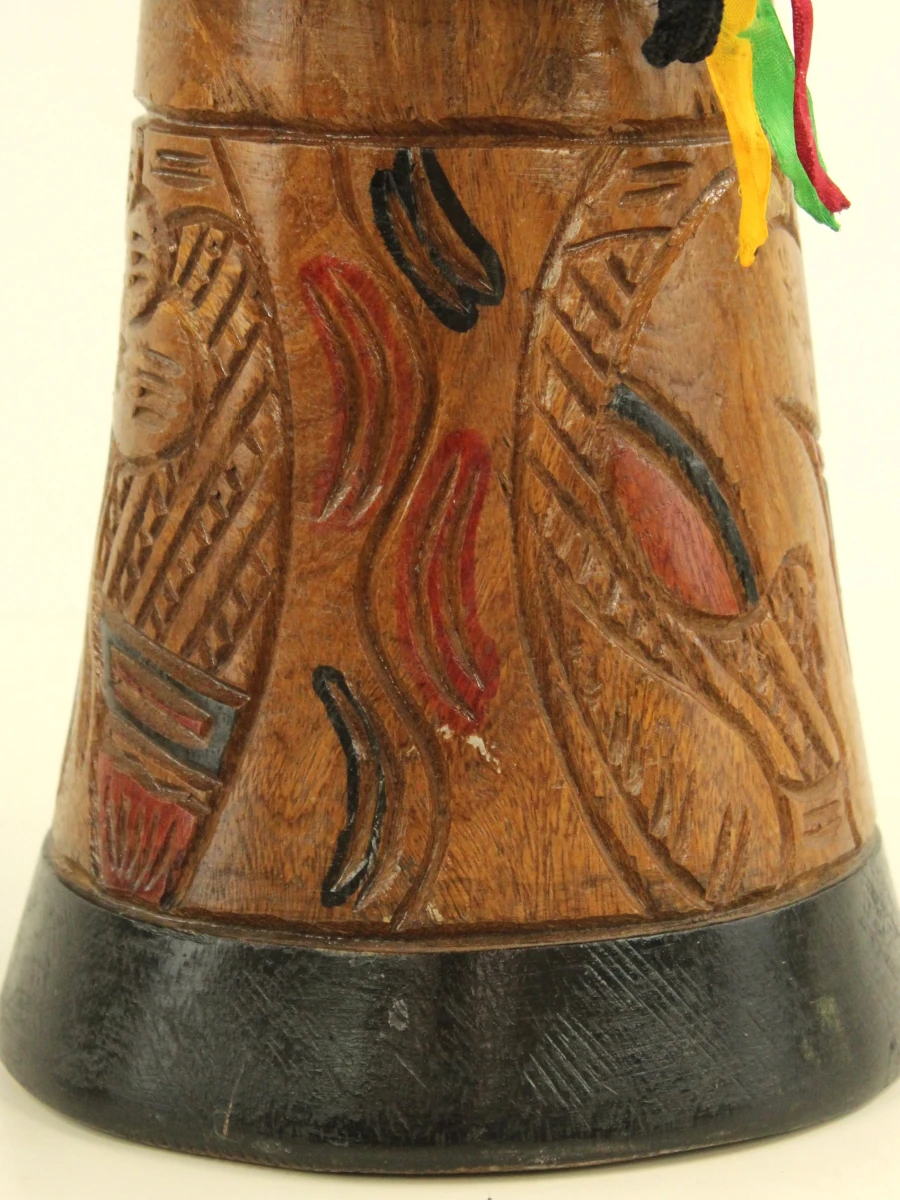 Houten Afrikaanse djembe trommel met gekleurde accenten