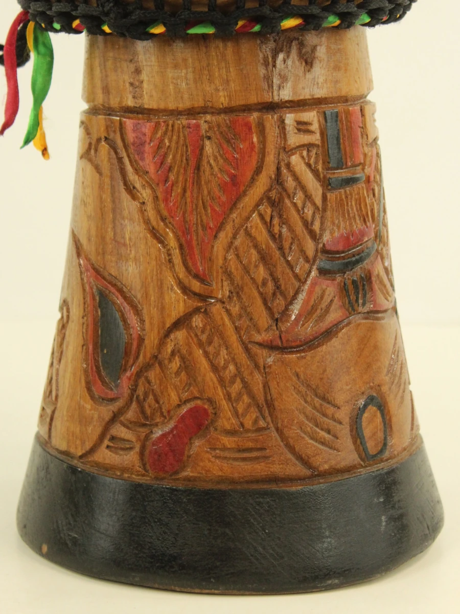 Houten Afrikaanse djembe trommel met gekleurde accenten