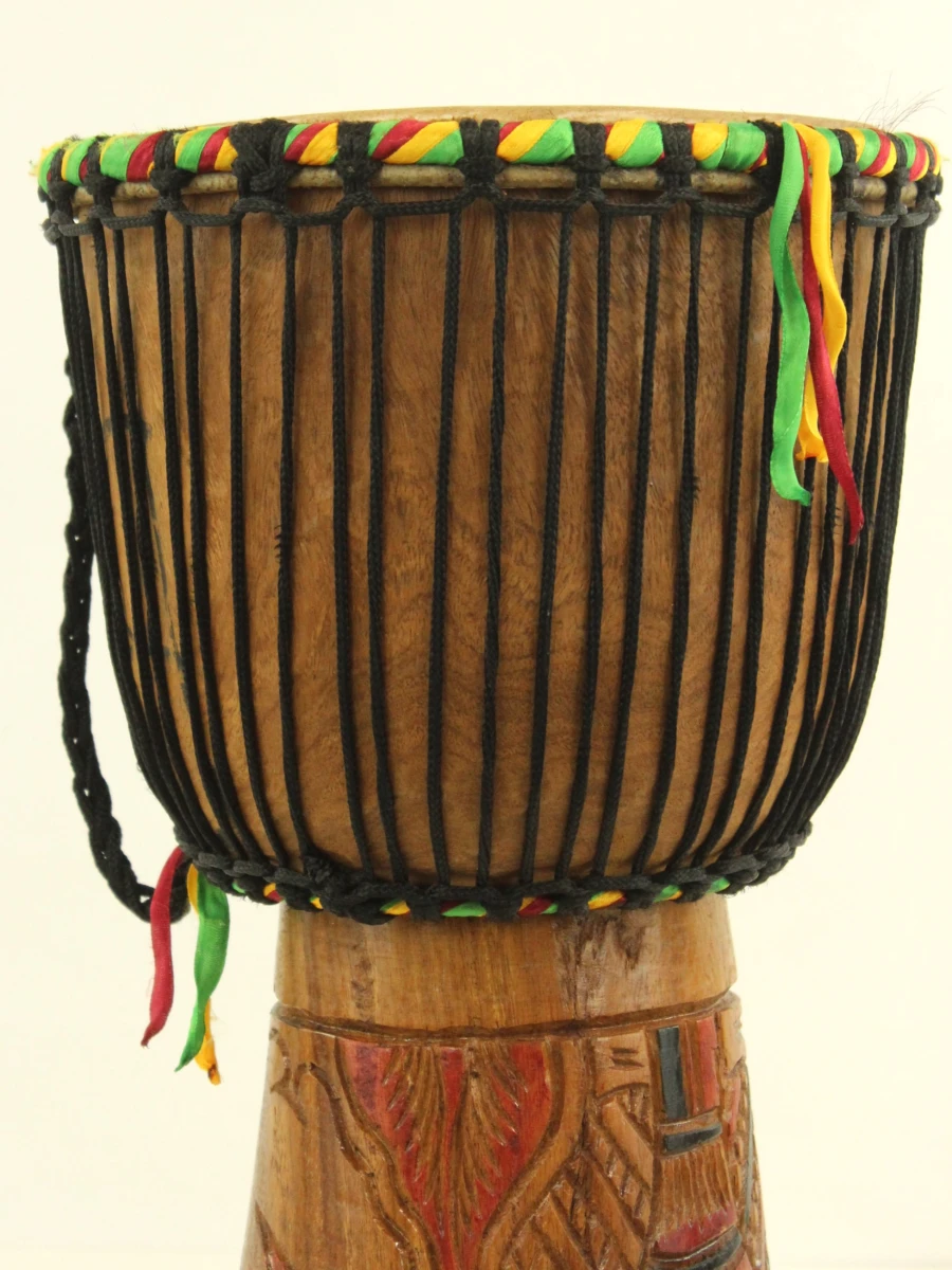 Houten Afrikaanse djembe trommel met gekleurde accenten