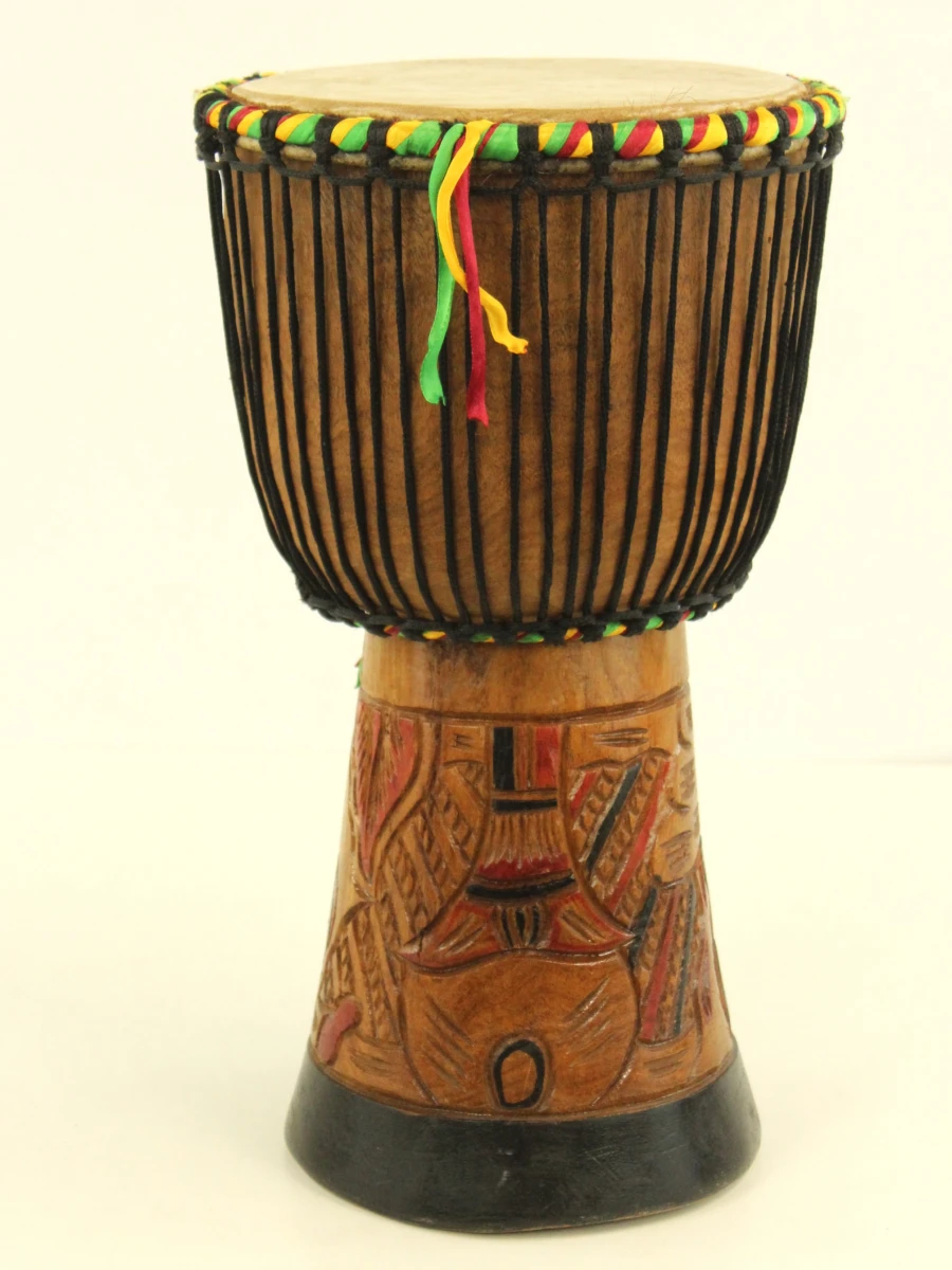 Houten Afrikaanse djembe trommel met gekleurde accenten