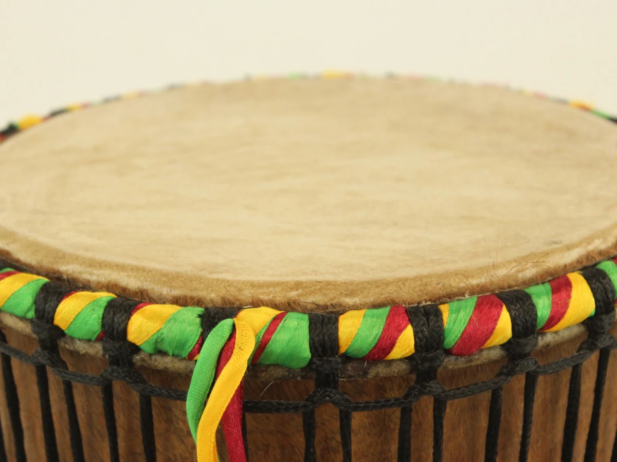 Houten Afrikaanse djembe trommel met gekleurde accenten