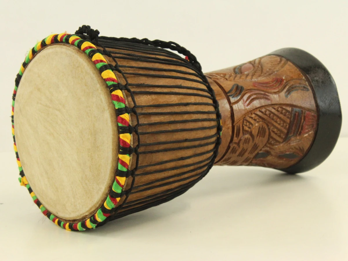 Houten Afrikaanse djembe trommel met gekleurde accenten