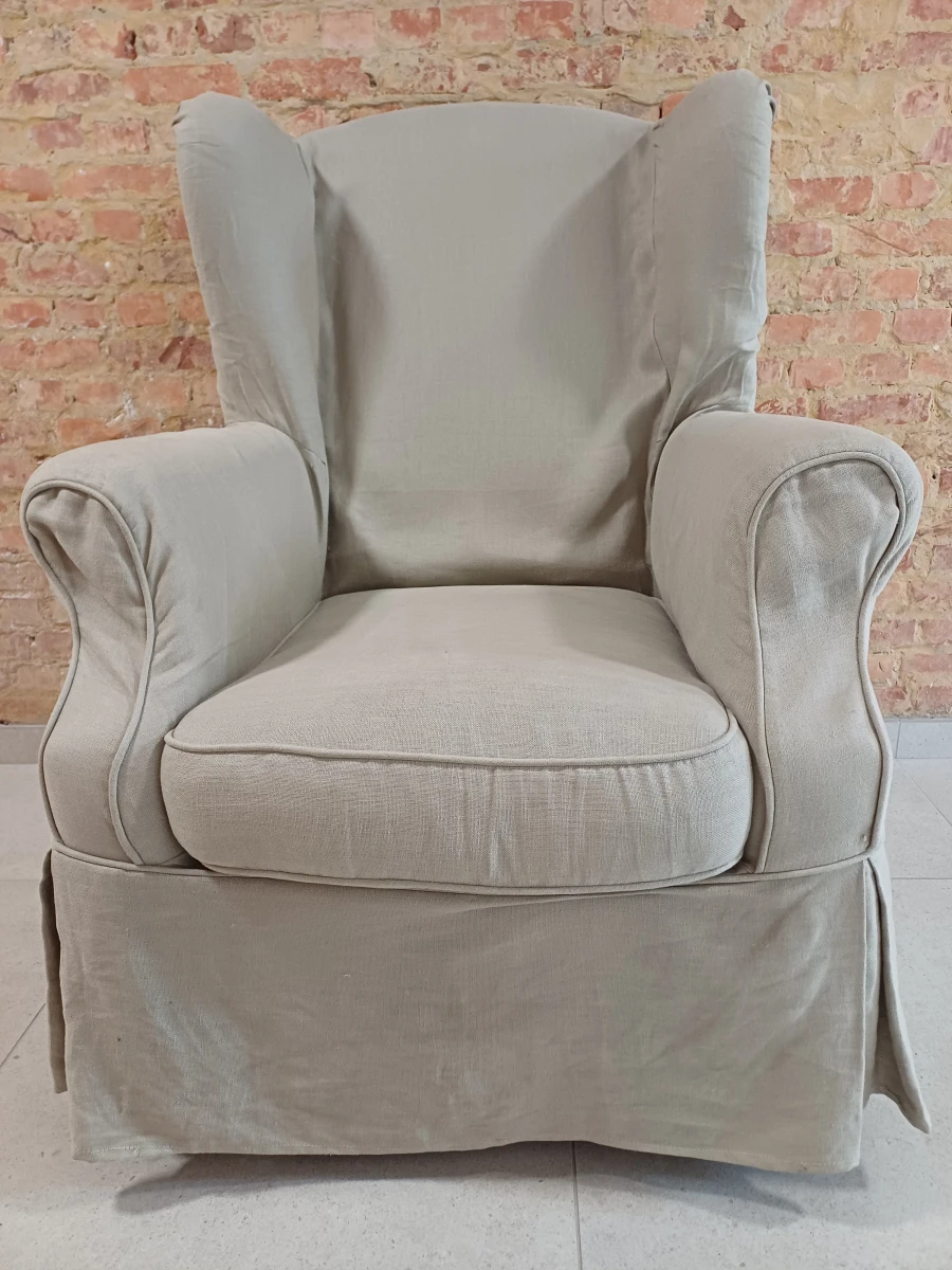Beige fauteuil gesigneerd door Pommelien Thijs