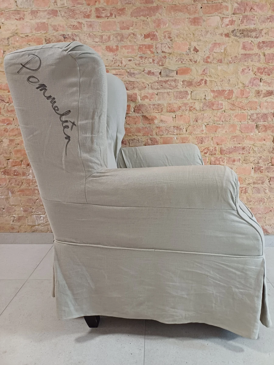 Beige fauteuil gesigneerd door Pommelien Thijs