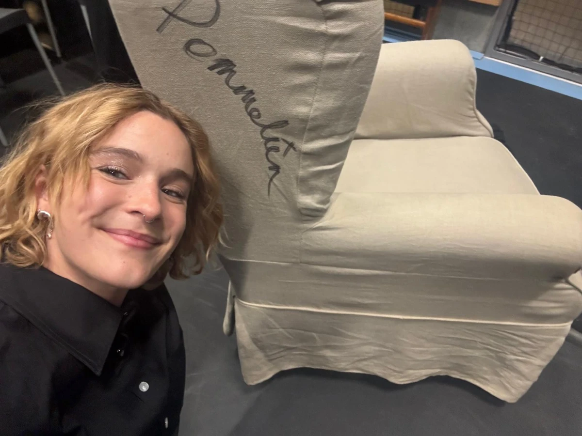 Beige fauteuil gesigneerd door Pommelien Thijs