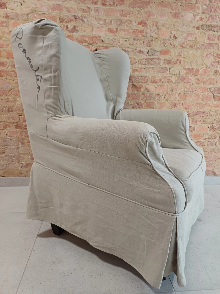 Beige fauteuil gesigneerd door Pommelien Thijs