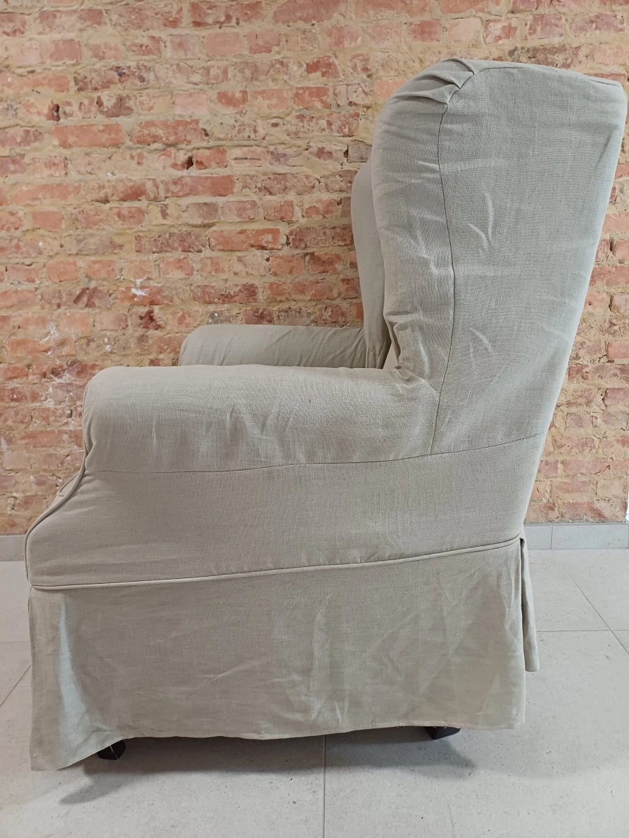 Beige fauteuil gesigneerd door Pommelien Thijs