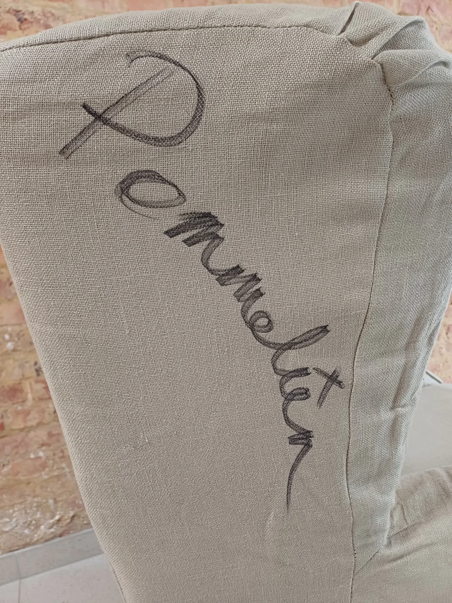 Beige fauteuil gesigneerd door Pommelien Thijs