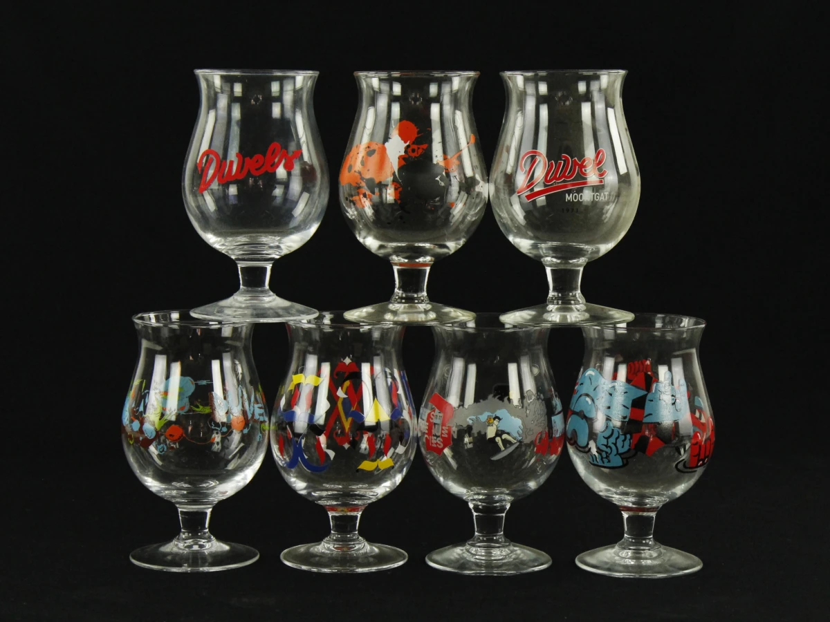 Lot van 7 Duvel Art en Limited editon uitgaven glazen  met accessoires