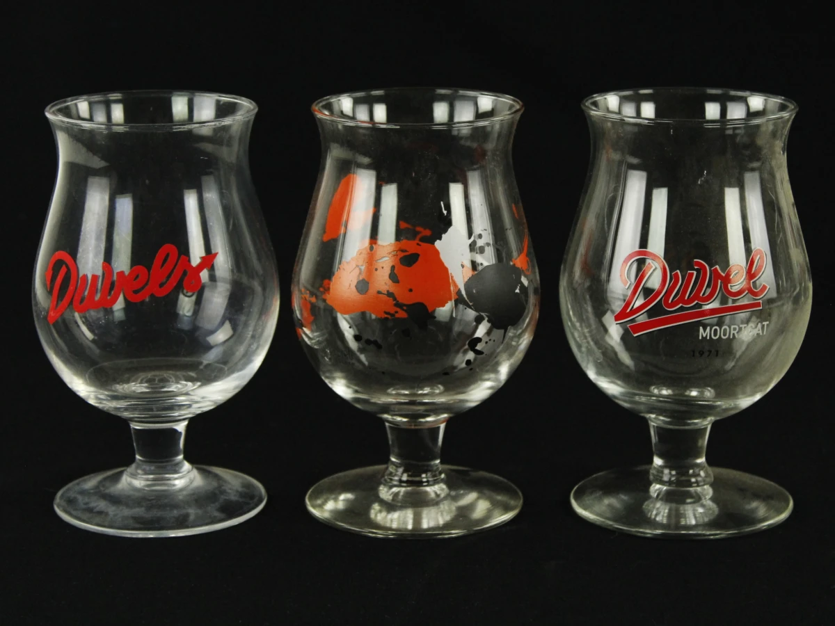 Lot van 7 Duvel Art en Limited editon uitgaven glazen  met accessoires