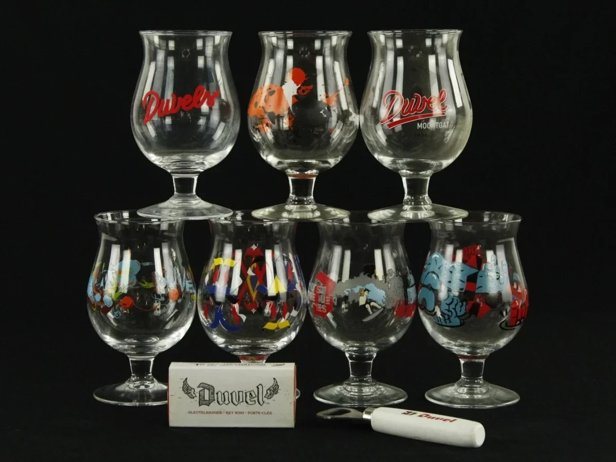 Lot van 7 Duvel Art en Limited editon uitgaven glazen  met accessoires