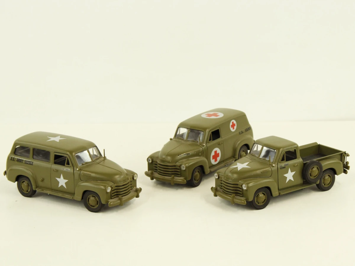 Set militaire modelauto's en soldaat figuur