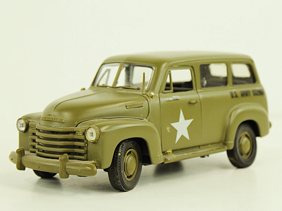 Set militaire modelauto's en soldaat figuur