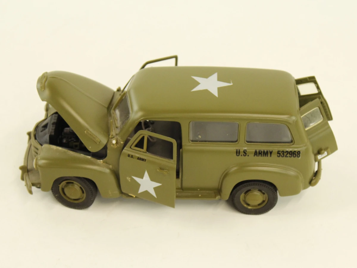 Set militaire modelauto's en soldaat figuur