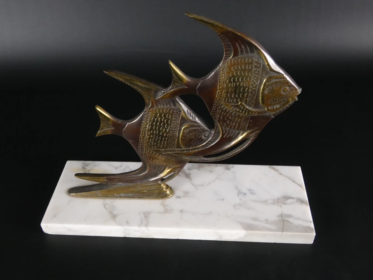 Bronzen sculptuur- vissen op marmeren voet