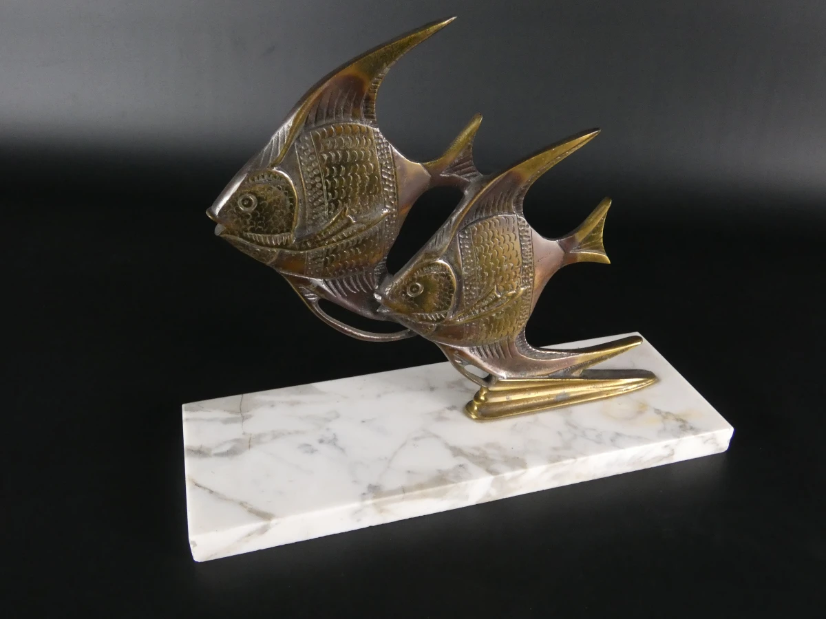 Bronzen sculptuur- vissen op marmeren voet