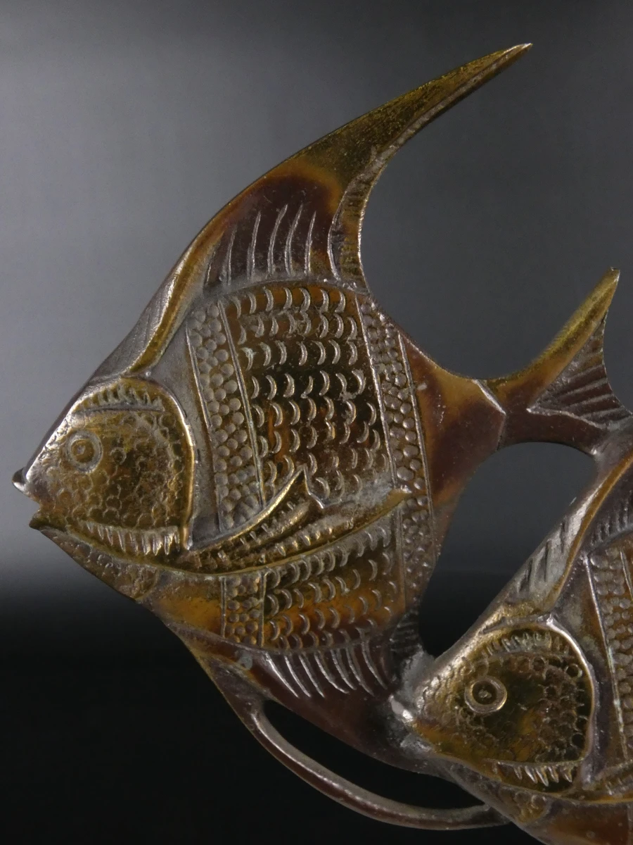 Bronzen sculptuur- vissen op marmeren voet