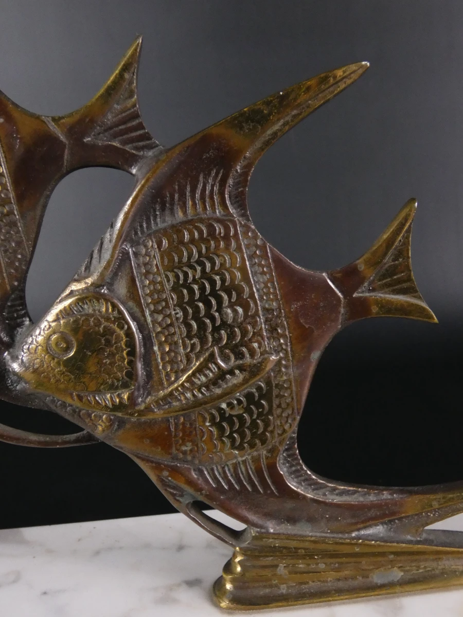 Bronzen sculptuur- vissen op marmeren voet