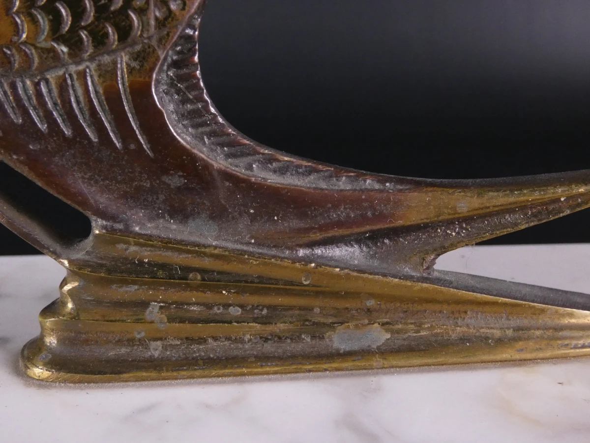 Bronzen sculptuur- vissen op marmeren voet