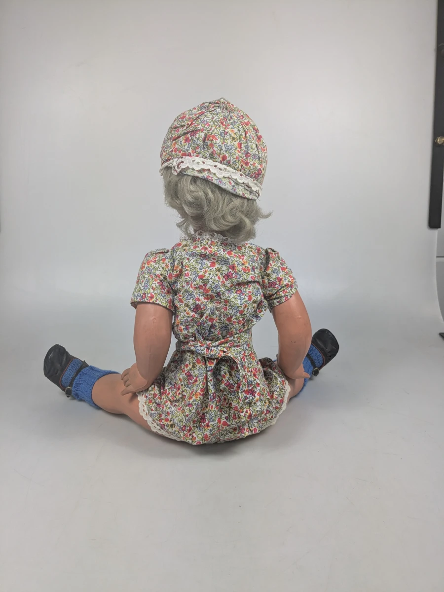 Vintage pop met bloemenjurk en blauwe sokken