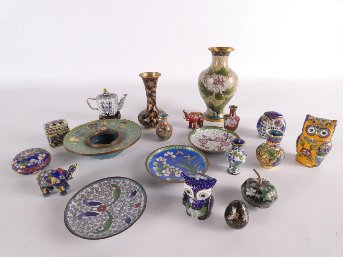 Set van diverse kleine kleurrijke cloisonné decoraties