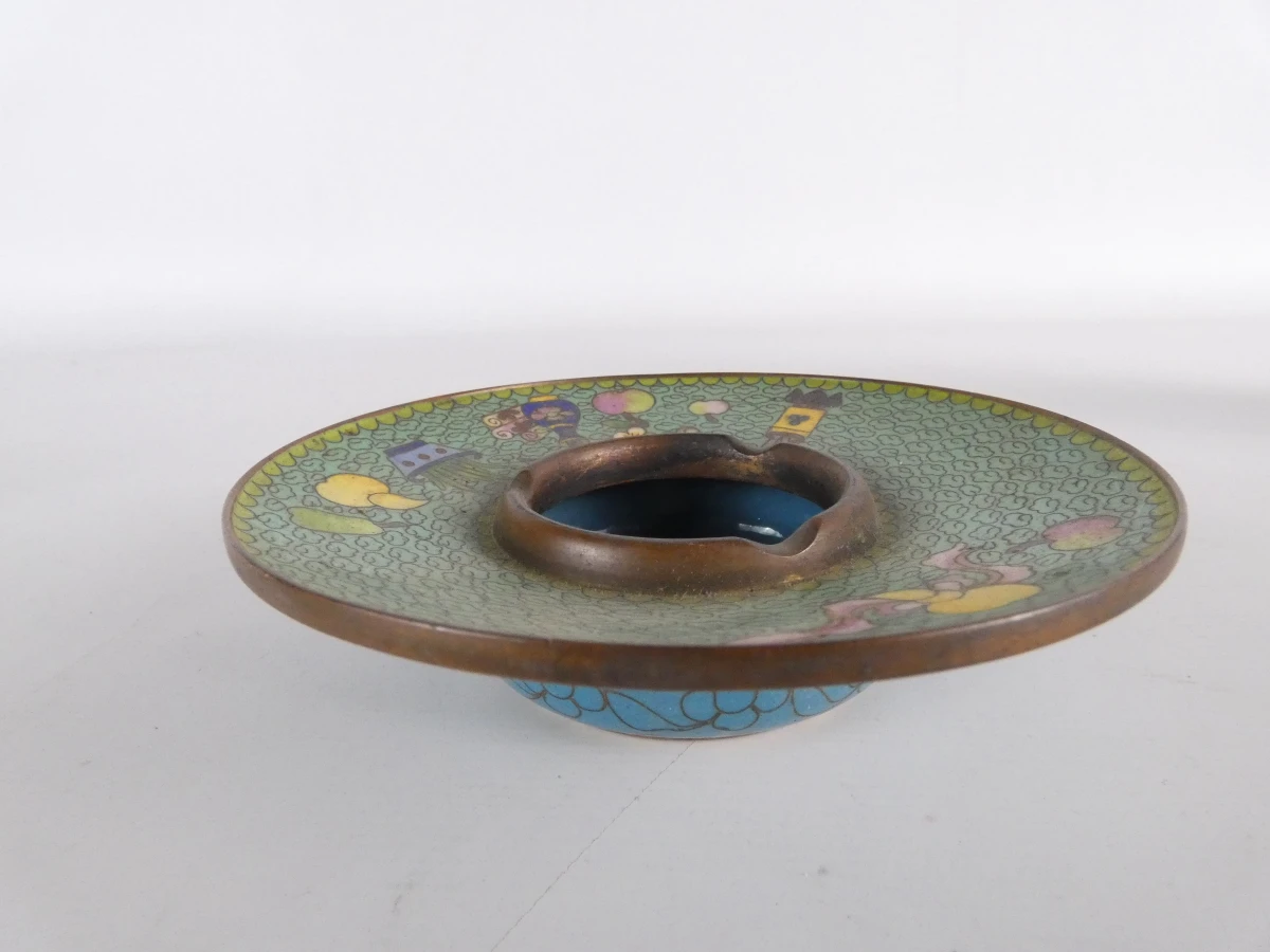 Set van diverse kleine kleurrijke cloisonné decoraties