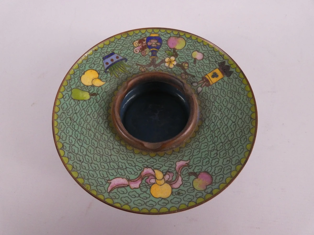 Set van diverse kleine kleurrijke cloisonné decoraties