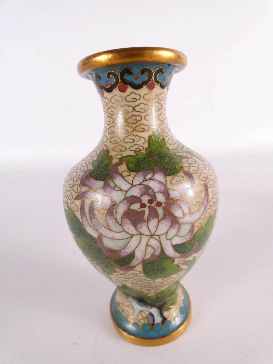 Set van diverse kleine kleurrijke cloisonné decoraties