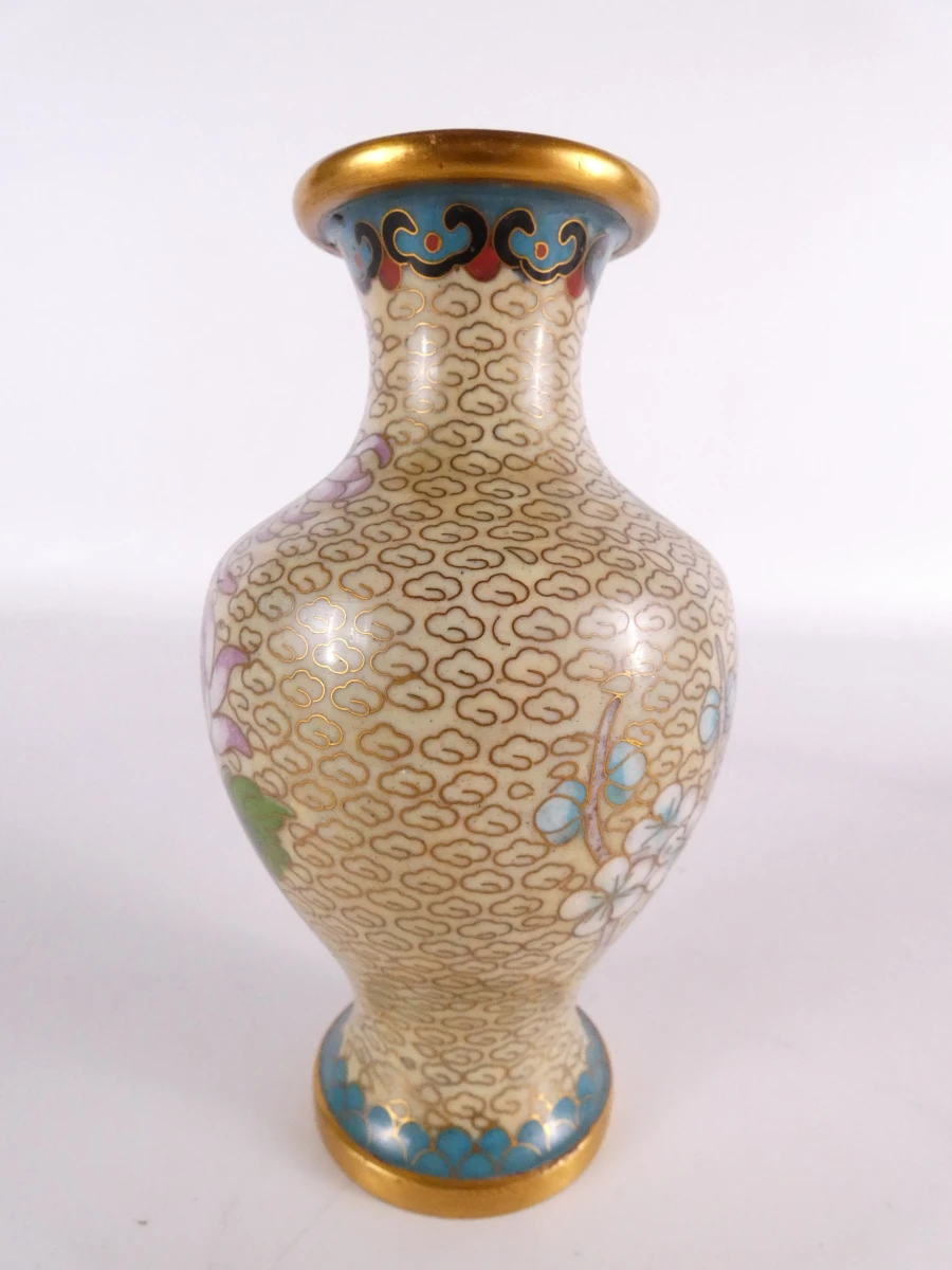 Set van diverse kleine kleurrijke cloisonné decoraties