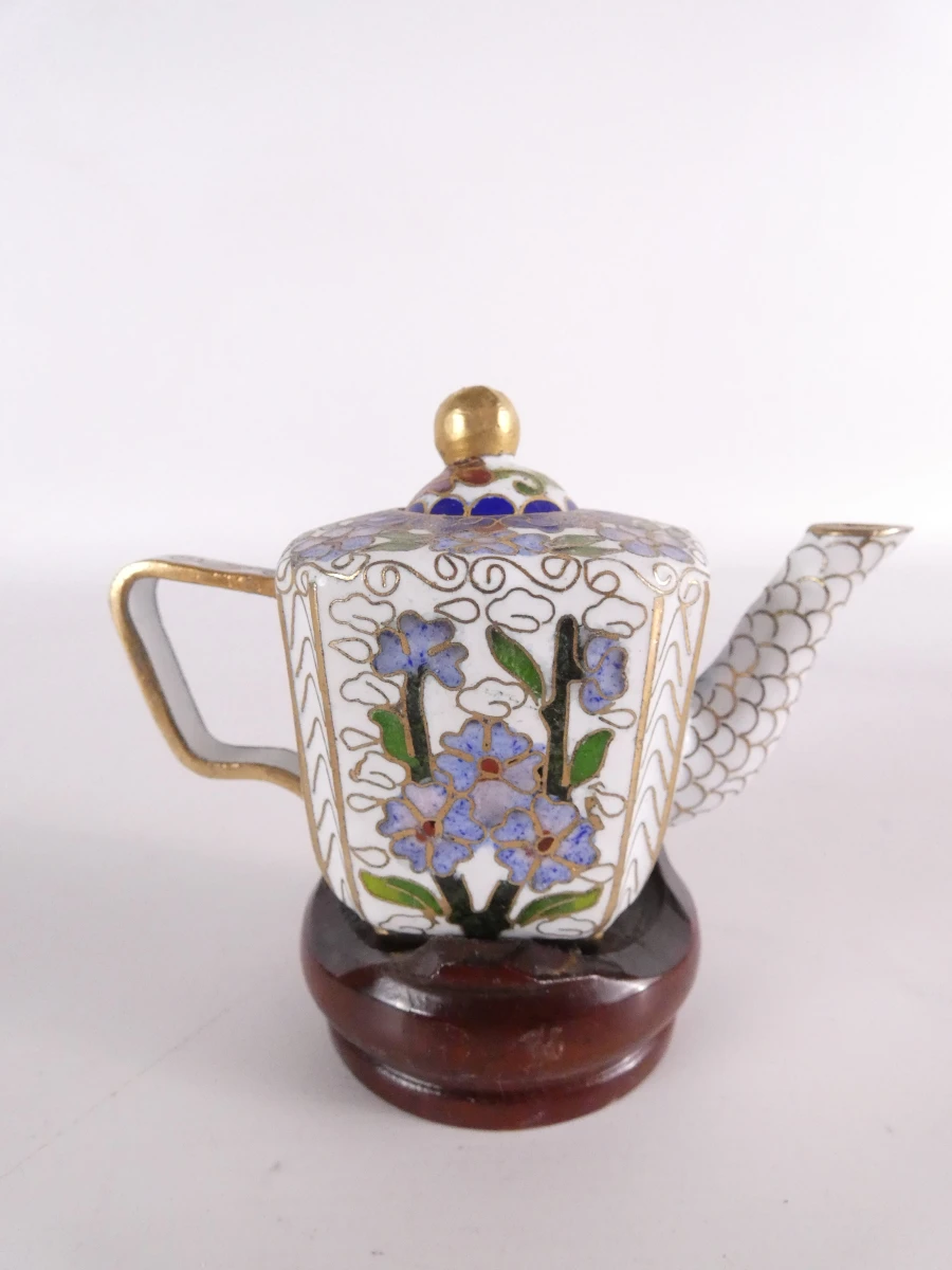 Set van diverse kleine kleurrijke cloisonné decoraties
