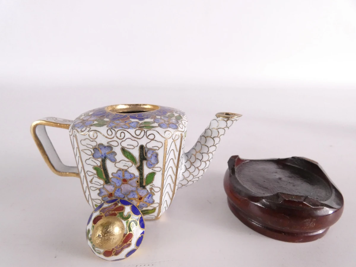 Set van diverse kleine kleurrijke cloisonné decoraties