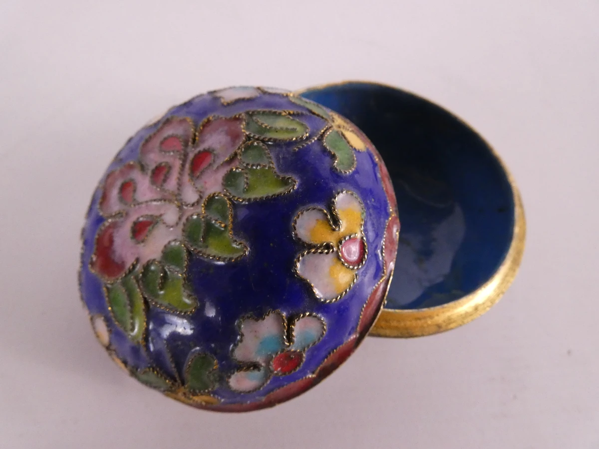 Set van diverse kleine kleurrijke cloisonné decoraties