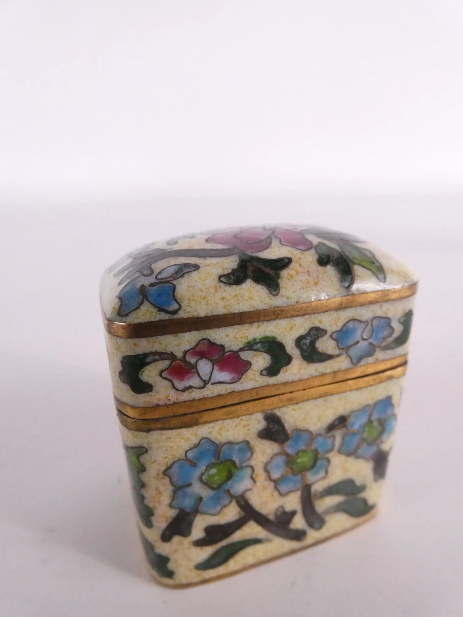 Set van diverse kleine kleurrijke cloisonné decoraties