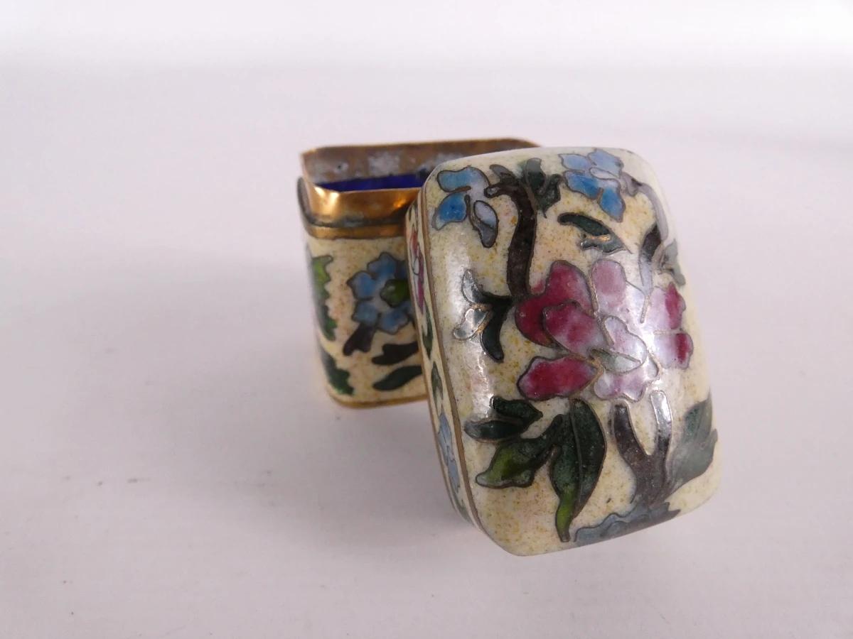 Set van diverse kleine kleurrijke cloisonné decoraties