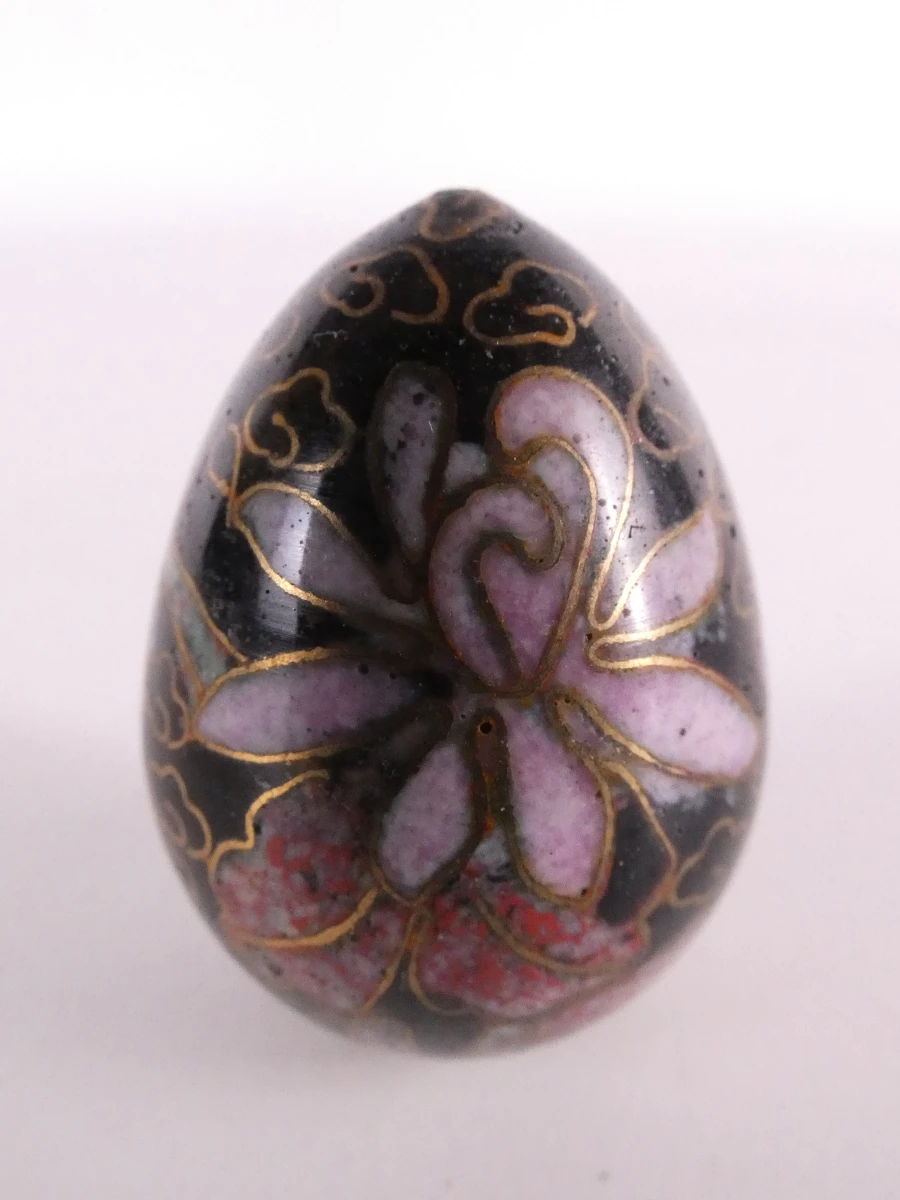 Set van diverse kleine kleurrijke cloisonné decoraties