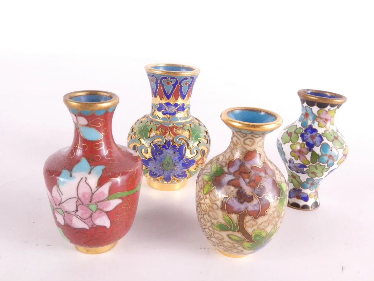 Set van diverse kleine kleurrijke cloisonné decoraties