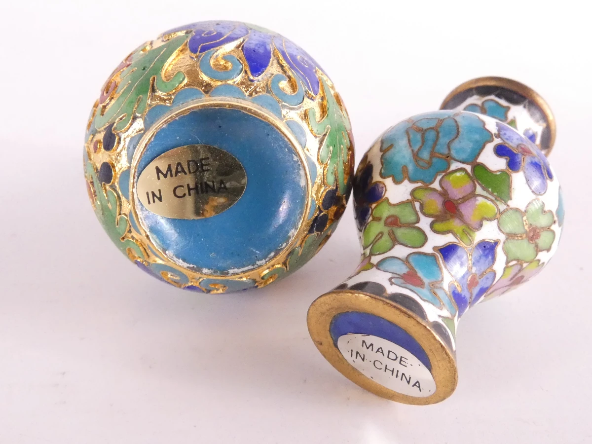 Set van diverse kleine kleurrijke cloisonné decoraties