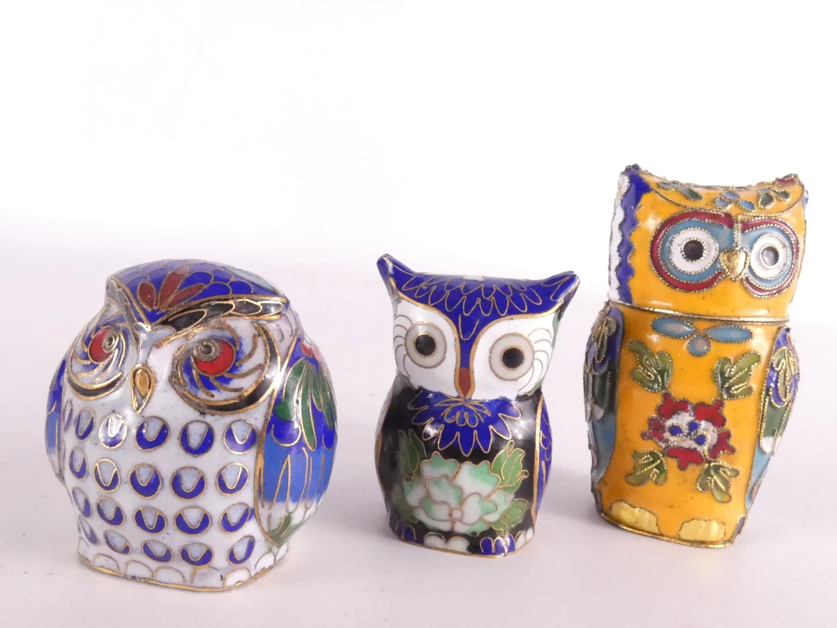 Set van diverse kleine kleurrijke cloisonné decoraties