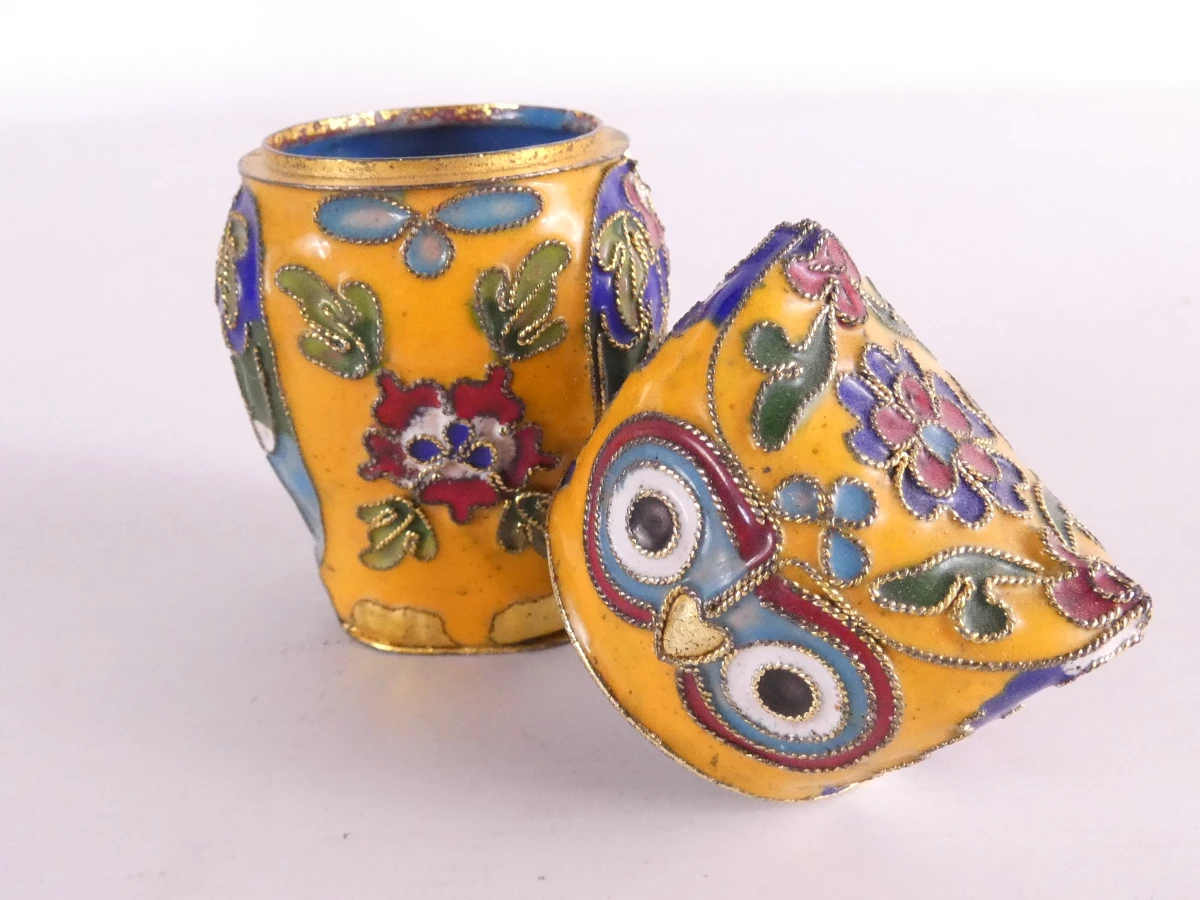 Set van diverse kleine kleurrijke cloisonné decoraties