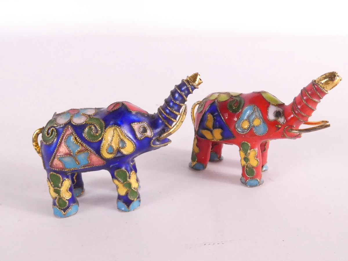 Set van diverse kleine kleurrijke cloisonné decoraties