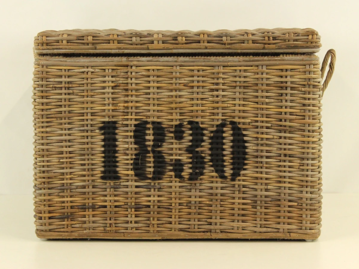 Grote gevlochten opbergkist in rotan – met deksel, handvaten en opschrift “1830”