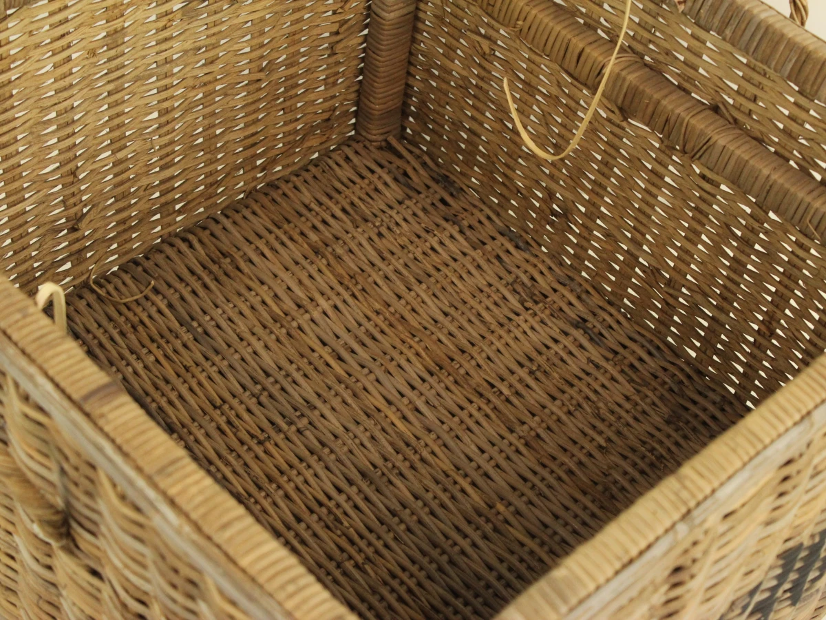 Grote gevlochten opbergkist in rotan – met deksel, handvaten en opschrift “1830”