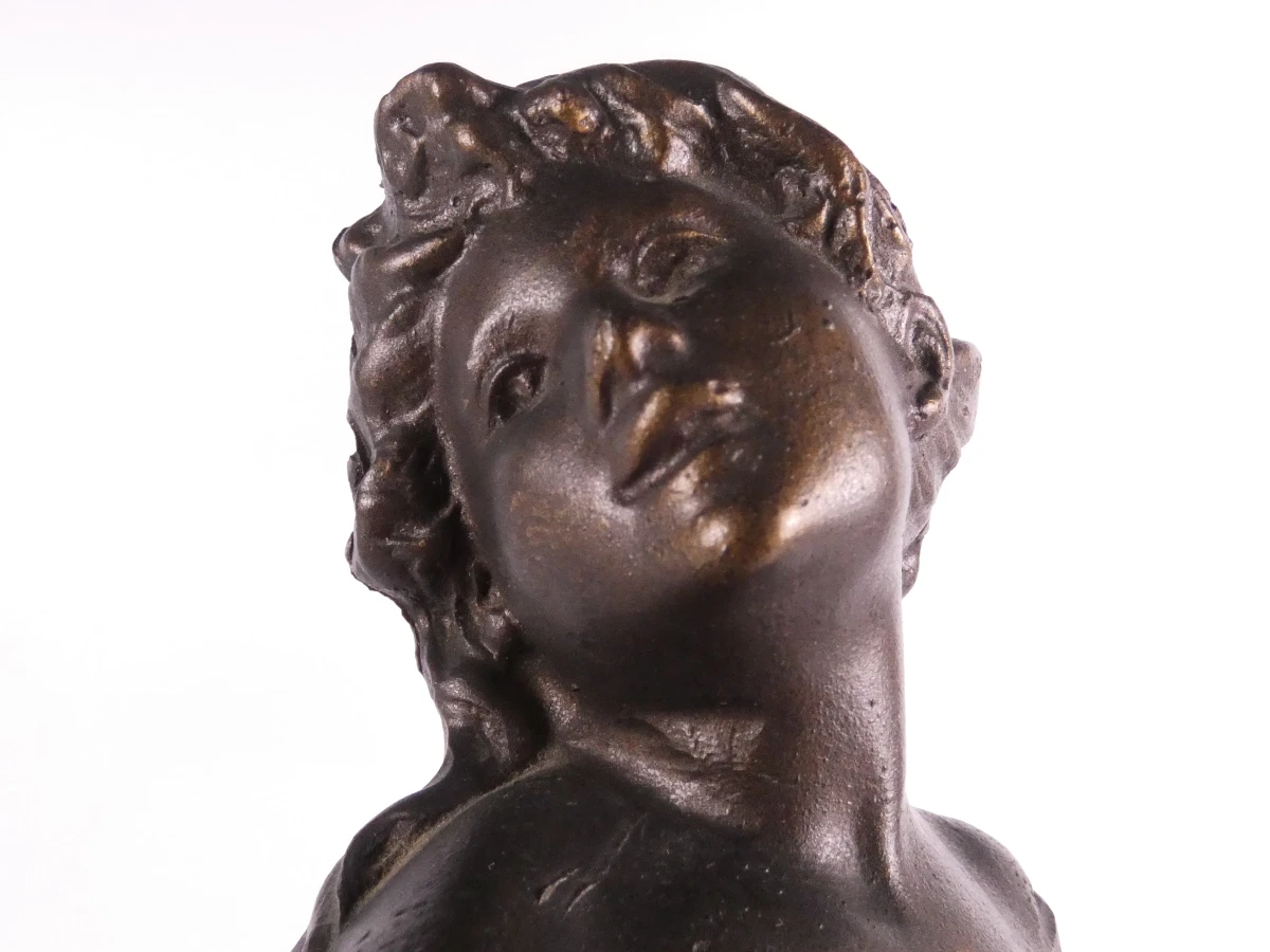 Laatromantische beeld- vrouwelijk figuur-op voetstuk