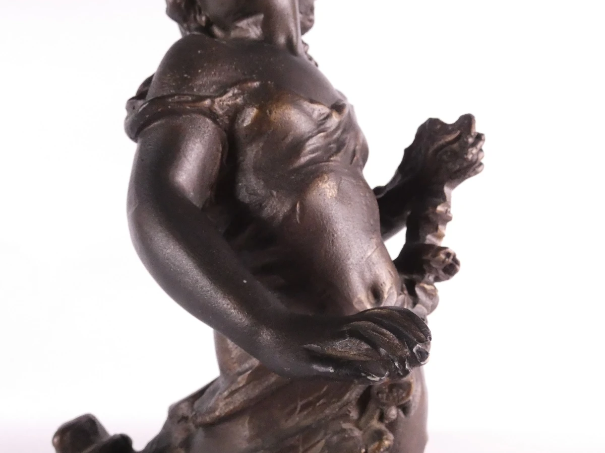 Laatromantische beeld- vrouwelijk figuur-op voetstuk