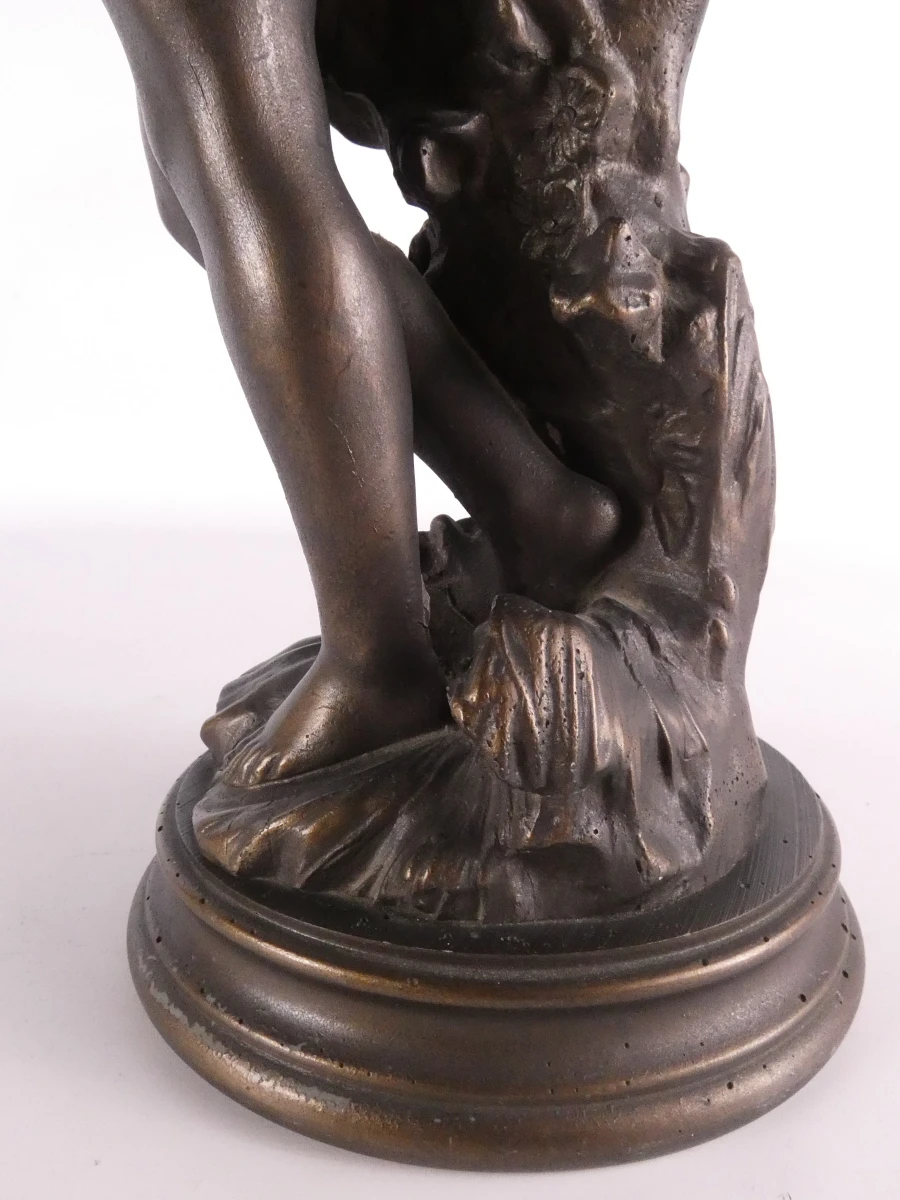 Laatromantische beeld- vrouwelijk figuur-op voetstuk