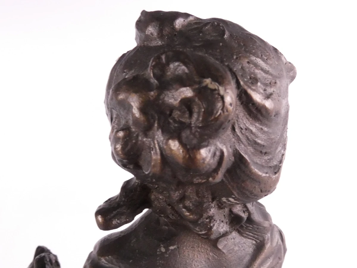 Laatromantische beeld- vrouwelijk figuur-op voetstuk