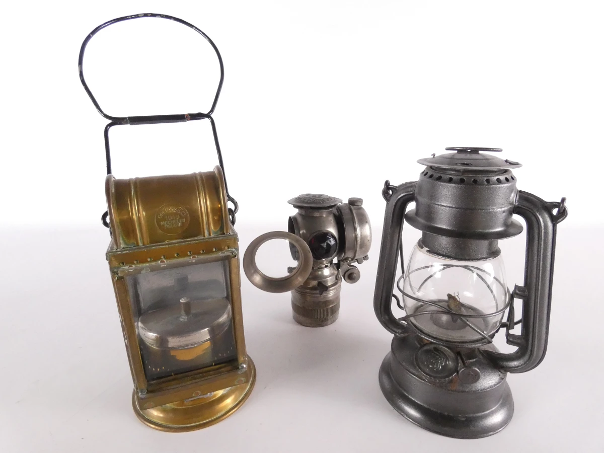 2 vintage olielantaarns en 1 karbidlamp